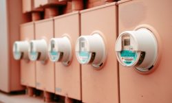 Fila de contadores eléctricos precintados